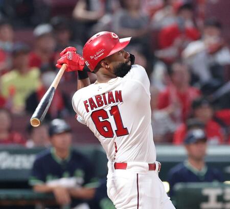 　４回、中前打を放つファビアン（撮影・市尻達拡）