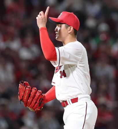 　９回、山田を打席で空振りをアピールする高橋（撮影・市尻達拡）