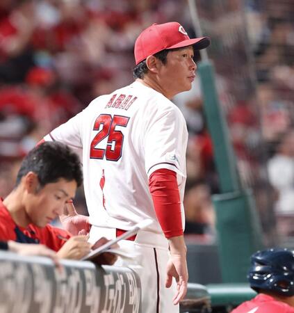 　７回の攻撃を終え、選手交代を告げる新井監督（撮影・市尻達拡）