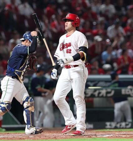 　９回、末包が空振り三振に倒れ、試合が終わる（撮影・市尻達拡）