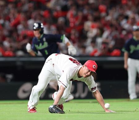 　７回、岩田がスクイズの捕球を試みる森（撮影・市尻達拡）