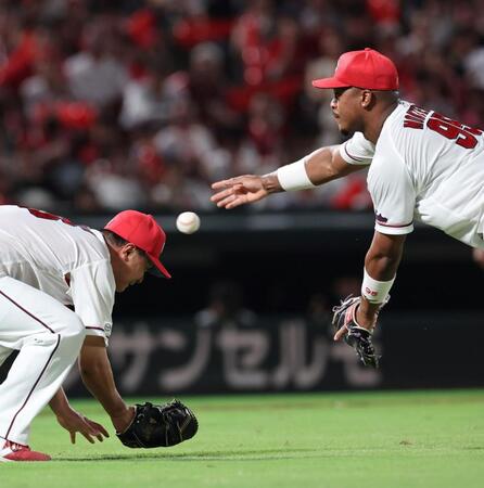 　７回、岩田のスクイズを本塁へ送球し、タッチアウトとするモンテロ（撮影・市尻達拡）