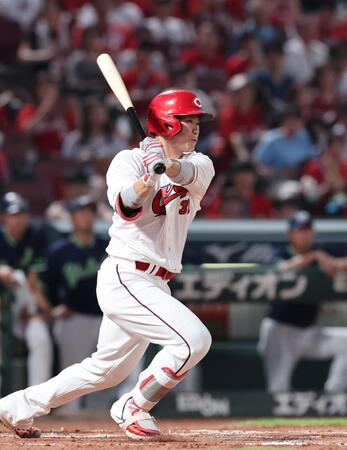 　４回、右前打を放つ坂倉（撮影・市尻達拡）