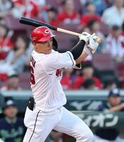 　１回、右前打を放つ中村奨（撮影・市尻達拡）