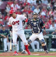 　１回、空振り三振に倒れる小園（撮影・市尻達拡）