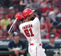 　４回、中前打を放つファビアン（撮影・市尻達拡）