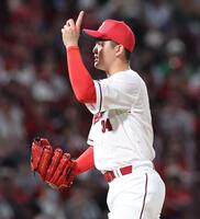 　９回、山田を打席で空振りをアピールする高橋（撮影・市尻達拡）