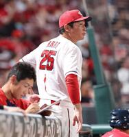 　７回の攻撃を終え、選手交代を告げる新井監督（撮影・市尻達拡）