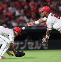 　７回、岩田のスクイズを本塁へ送球し、タッチアウトとするモンテロ（撮影・市尻達拡）