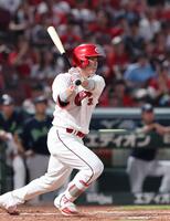 　４回、右前打を放つ坂倉（撮影・市尻達拡）