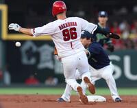 　１回、二盗に失敗する中村奨（撮影・市尻達拡）