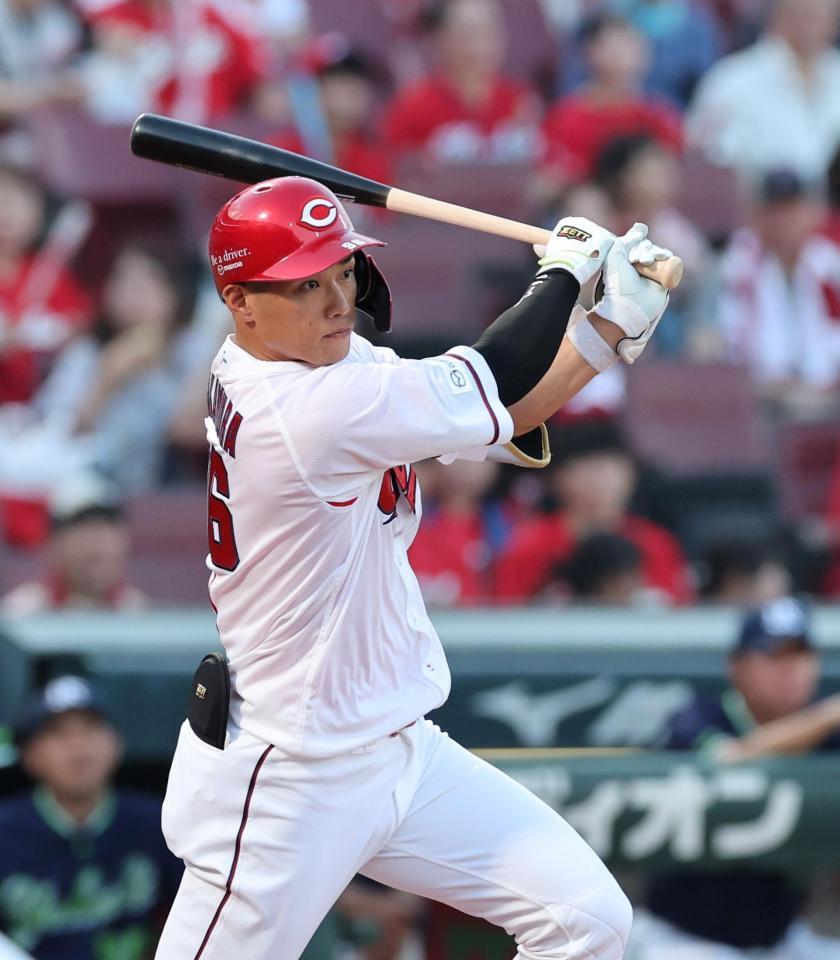 　１回、右前打を放つ中村奨（撮影・市尻達拡）