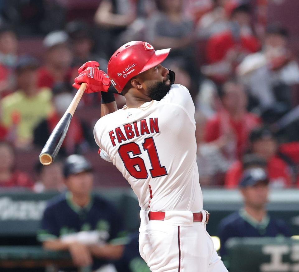 　４回、中前打を放つファビアン（撮影・市尻達拡）