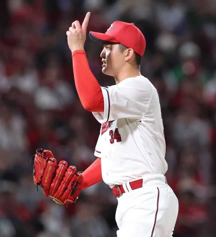 　９回、山田を打席で空振りをアピールする高橋（撮影・市尻達拡）