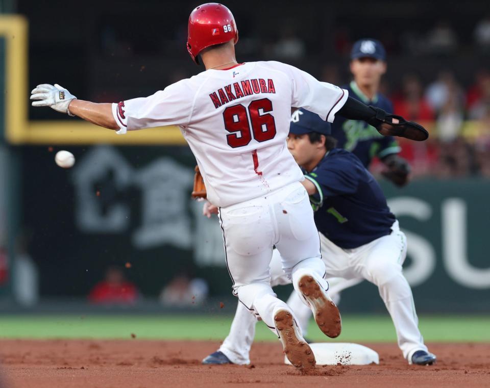 　１回、二盗に失敗する中村奨（撮影・市尻達拡）