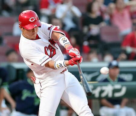 　３回、中前打を放つ佐々木（撮影・市尻達拡）