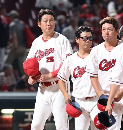 　試合後、ファンにあいさつする新井監督ら（撮影・市尻達拡）