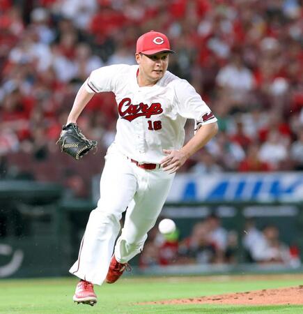 　４回、オスナの一ゴロで、ベースカバーに走る森（撮影・市尻達拡）