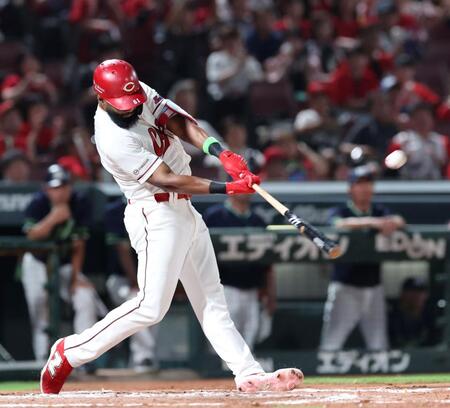 　６回、左越え２ランを放つファビアン（撮影・市尻達拡）