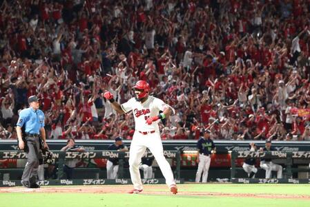 　６回、左越え２ランを放ち、感情を爆発させるファビアン（撮影・市尻達拡）