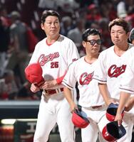 　試合後、ファンにあいさつする新井監督ら（撮影・市尻達拡）