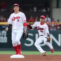 　１回、伊藤の打球を好捕し、一塁へ送球する前川（撮影・市尻達拡）