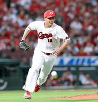 　４回、オスナの一ゴロで、ベースカバーに走る森（撮影・市尻達拡）