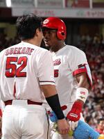 　６回、左中間席へソロを放ち、末包の顔に近づいて喜ぶモンテロ（撮影・市尻達拡）