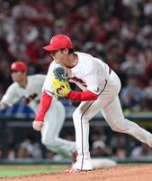 　６回、ピンチで力投する森下（撮影・市尻達拡）