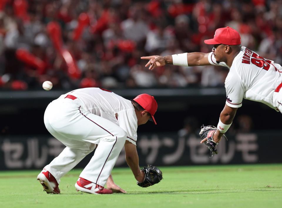 　７回、岩田のスクイズを本塁へ送球し、タッチアウトとするモンテロ（撮影・市尻達拡）