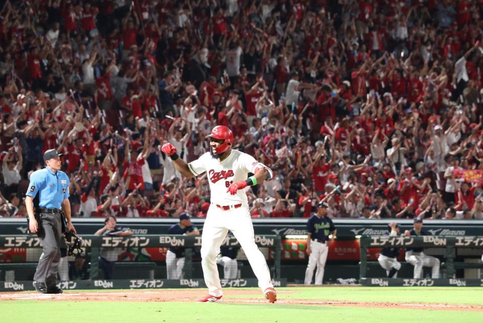 　６回、左越え２ランを放ち、感情を爆発させるファビアン（撮影・市尻達拡）