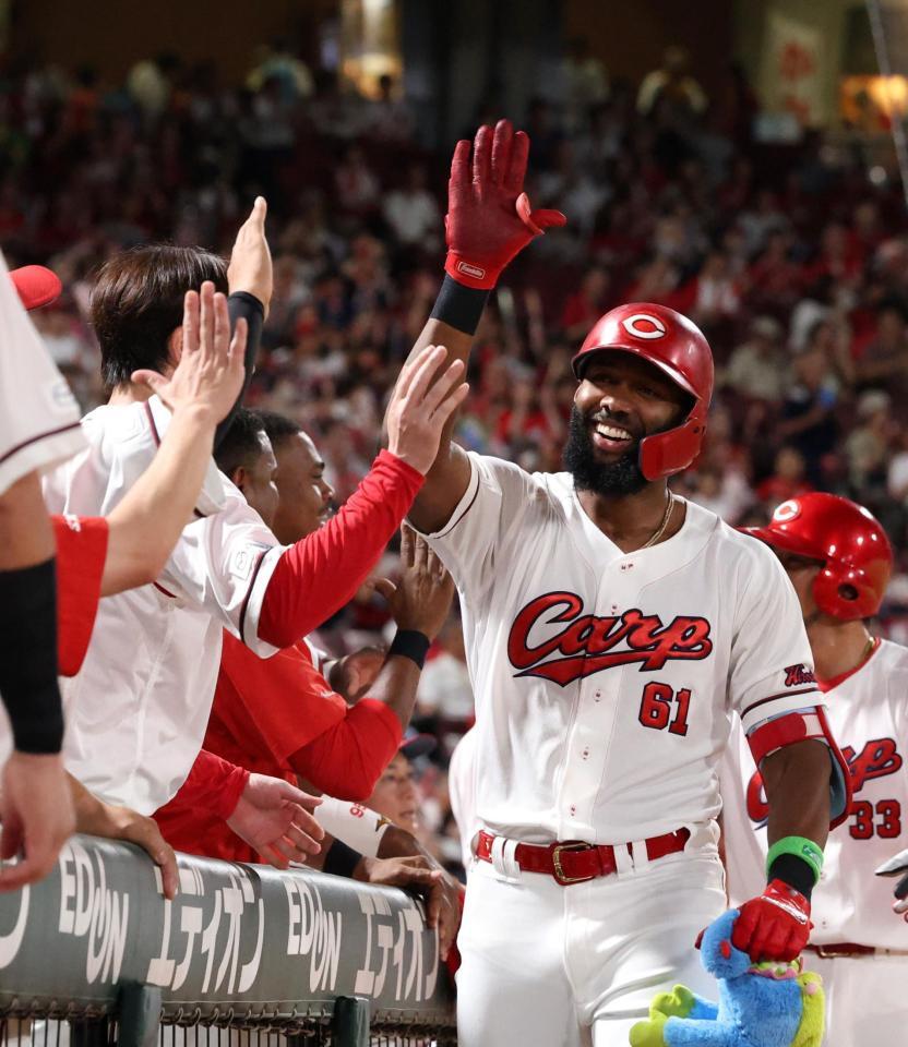 　６回、左越え２ランを放ち、笑顔でタッチを交わすファビアン（撮影・市尻達拡）