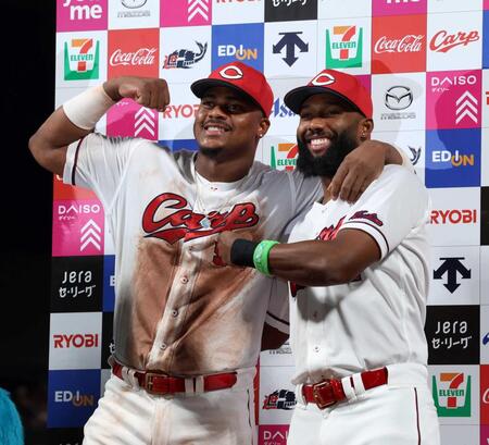 　お立ち台でポーズを決めるモンテロ（左）とファビアン（撮影・市尻達拡）