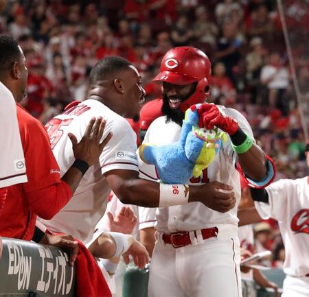 　６回、左越え２ランを放ち、この回に左中間席へソロを放ったモンテロと喜び合うファビアン（撮影・市尻達拡）