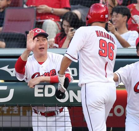 　１回、生還した中村奨を出迎える新井監督（撮影・市尻達拡）