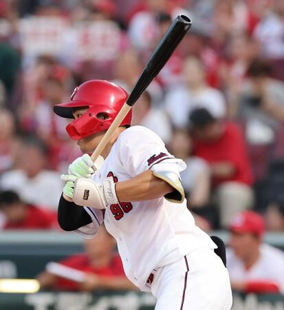 　１回、中前打を放つ中村奨（撮影・市尻達拡）