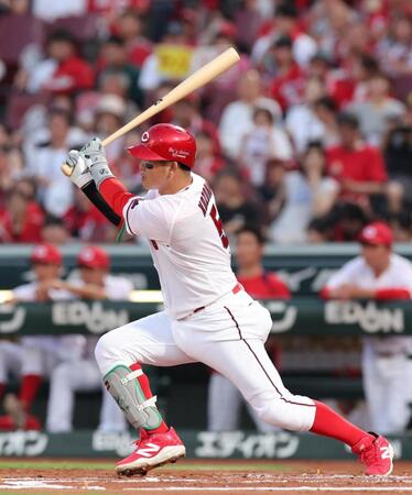 　１回、右前打を放つ小園（撮影・市尻達拡）