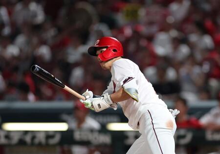 　７回、左前打を放つ中村奨（撮影・市尻達拡）