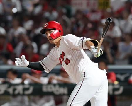 　５回、左翼線への二塁打を放つ中村奨（撮影・市尻達拡）