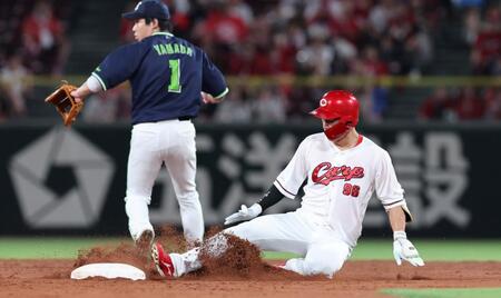 　５回、左翼線への二塁打で二塁へ滑り込む中村奨（撮影・市尻達拡）