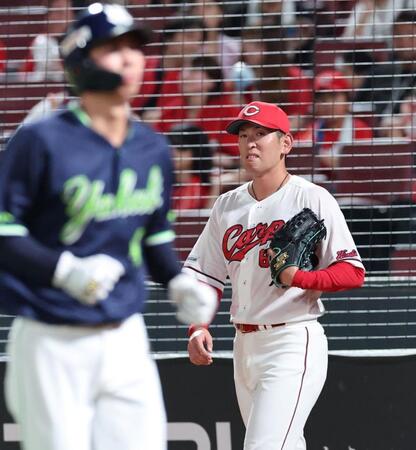 　４回、内山の中前２点タイムリーで太田の生還を許し、厳しい表情の遠藤（撮影・市尻達拡）