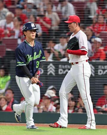 　３回、オスナの左犠飛で内山壮真の生還を許す遠藤（撮影・市尻達拡）