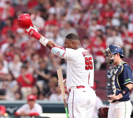 　２回、バースデーコールにヘルメットを取って応えるモンテロ（撮影・市尻達拡）