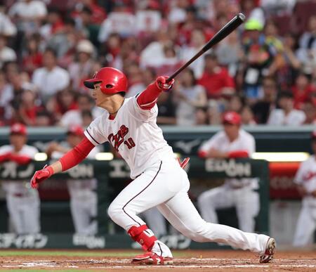 　２回、左前打を放つ佐々木（撮影・市尻達拡）