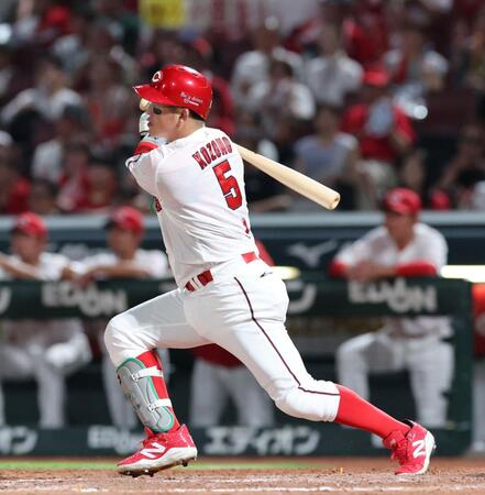 　５回、右前タイムリーを放つ小園（撮影・市尻達拡）