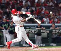 　６回、左中間席へソロを放つモンテロ（撮影・市尻達拡）