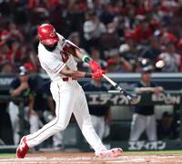 　６回、左越え２ランを放つファビアン（撮影・市尻達拡）