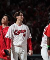 ウイニングボールを手に、穏やかな表情の森下暢仁（撮影・市尻達拡）