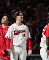 　ウイニングボールを手に、穏やかな表情の森下（撮影・市尻達拡）