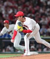 　６回、ピンチで力投する森下（撮影・市尻達拡）